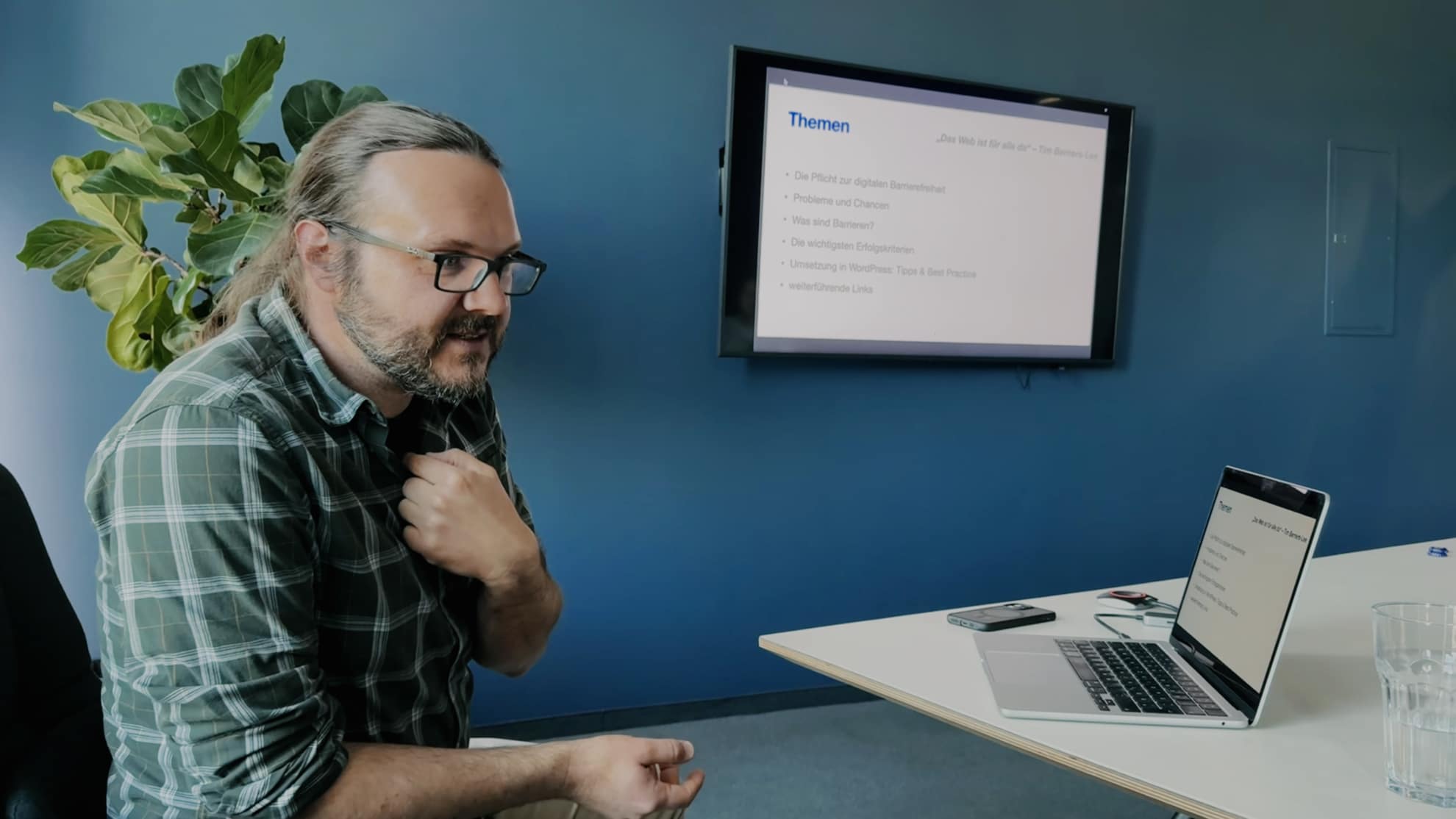 Marcus Baierl präsentiert zur digitaler Barrierefreiheit im WordPress Meetup in Jena