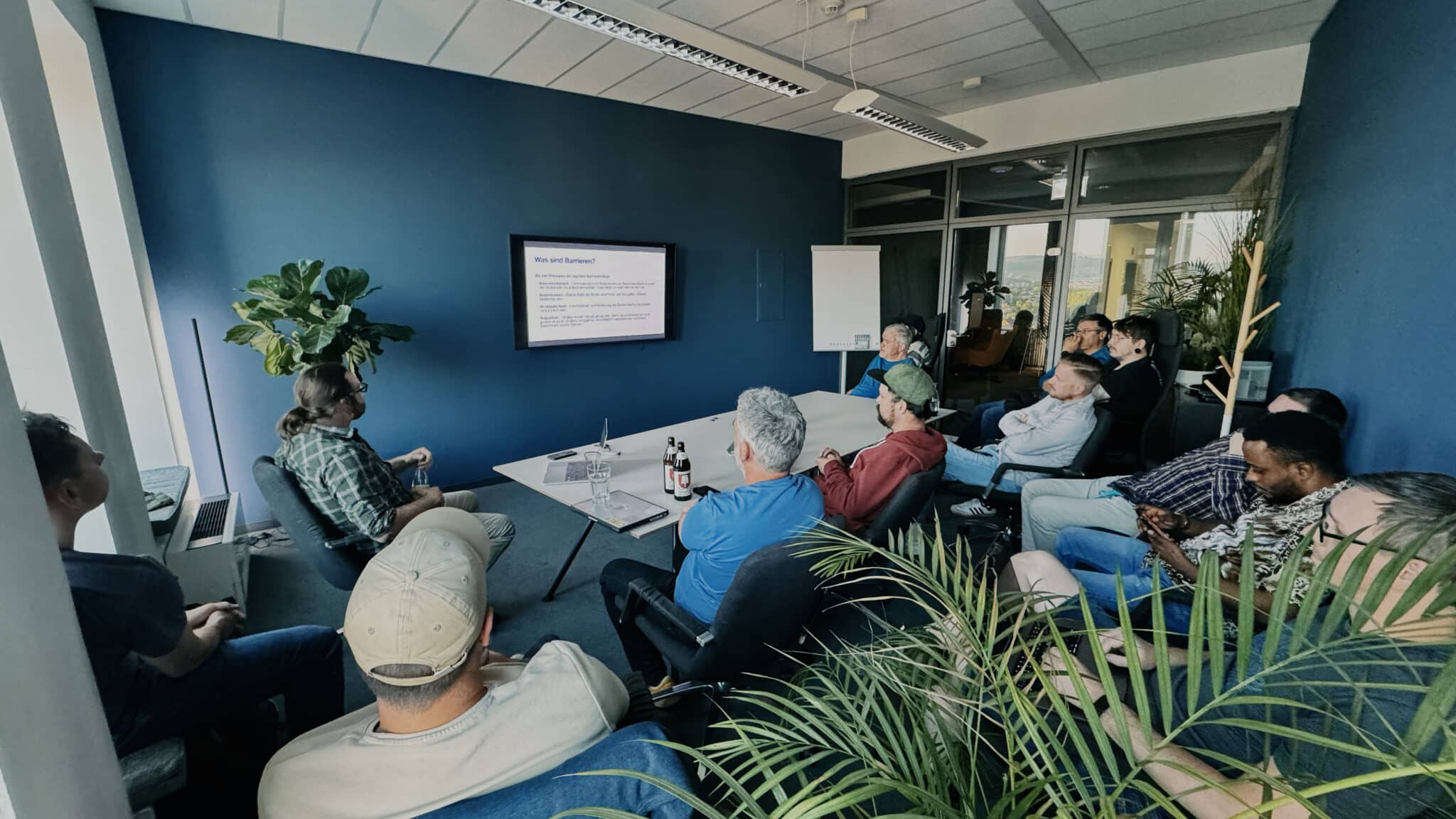 Team bespricht barrieren in büropräsentation